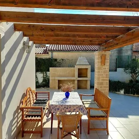 Rustica Vila *